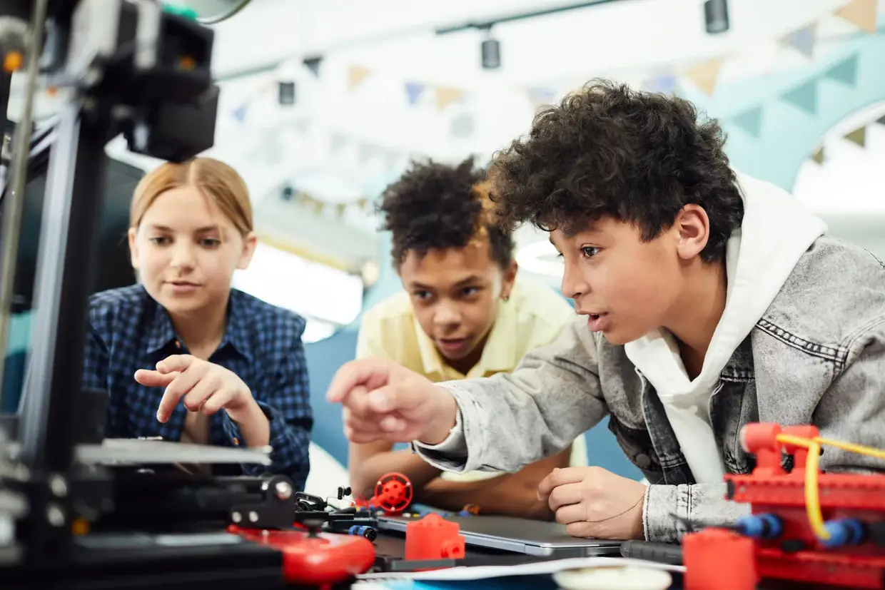 Jóvenes construyendo un proyecto de robótica